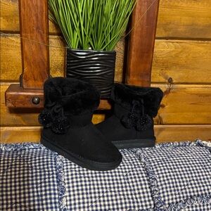 Black Faux Fur Pom Pom Boots
Toddler - 8M